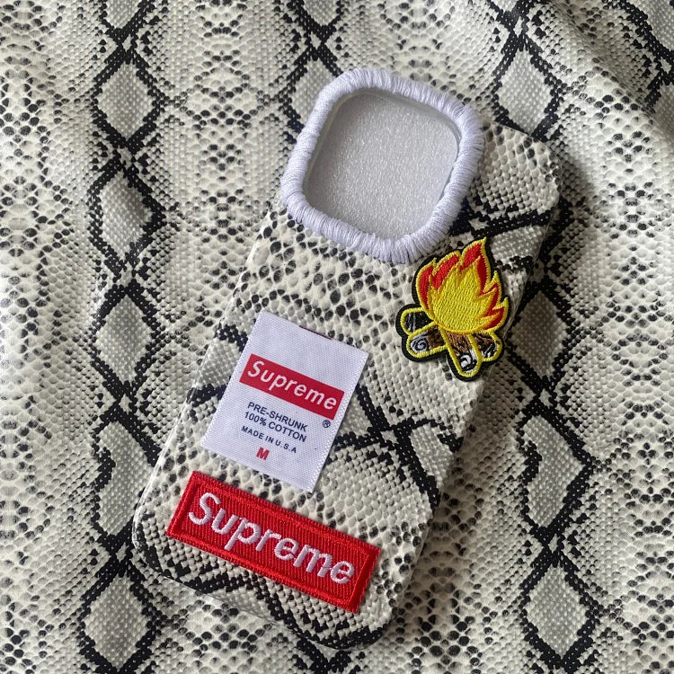 Custodia iPhone Snake Print – Stile Supreme con Patch Ricamate