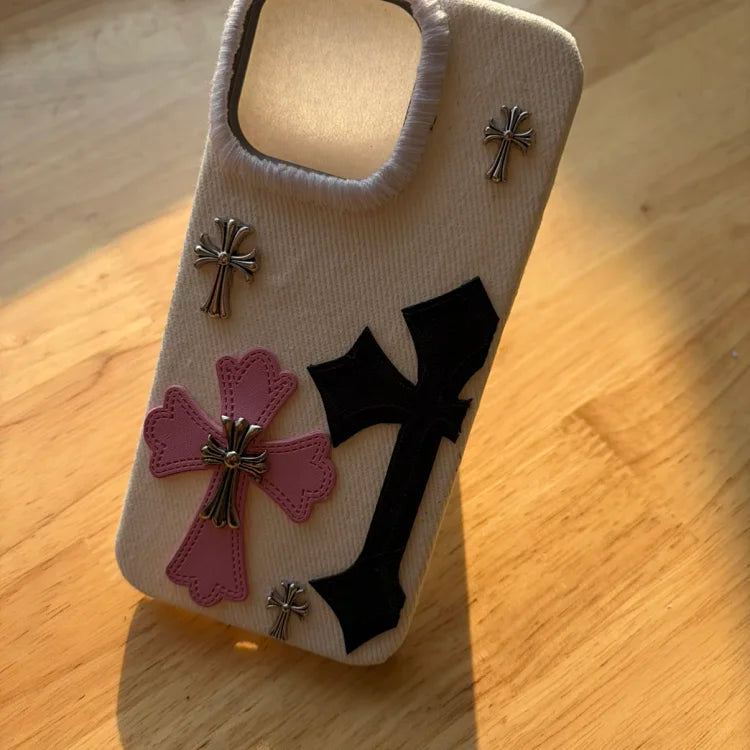 Custodia iPhone Cross Luxury – Tessuto Beige con Croci in Pelle e Dettagli Metallici