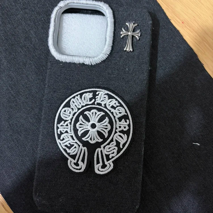 Custodia iPhone Chrome-Style – Tessuto Nero Premium con Ricamo 3D e Croce Metallica