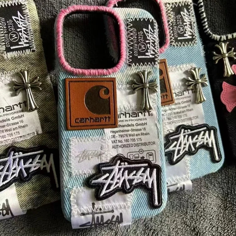 Custodia iPhone Patchwork Denim – Stile Carhartt x Stüssy con Croci Metalliche e Dettagli Artigianali