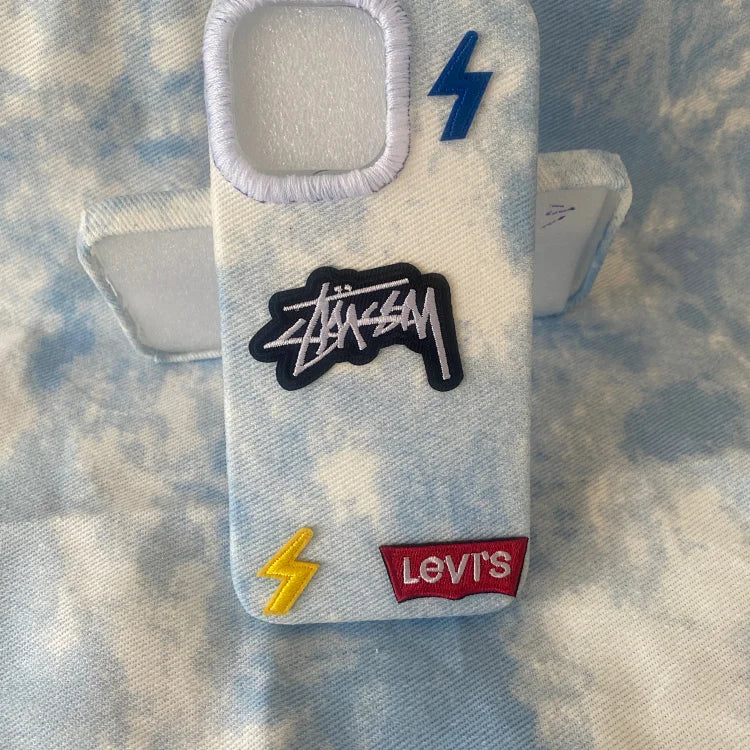 Custodia iPhone Denim Effetto Acido – Patch Ricamati Stüssy, Levi’s e Fulmini