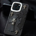Custodia iPhone Gothic Cross – Tessuto Nero Premium con Croci in Metallo e Ricami 3D